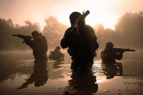 Súng hết đạn, đặc nhiệm Anh dùng búa hạ 3 phiến quân Taliban trong hang tối