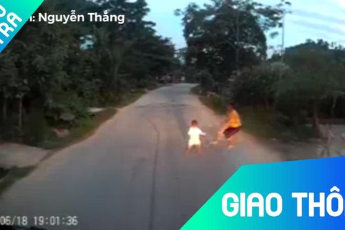 Em bé lao ra đường khiến tài xế xe tải phanh 'cháy lốp'