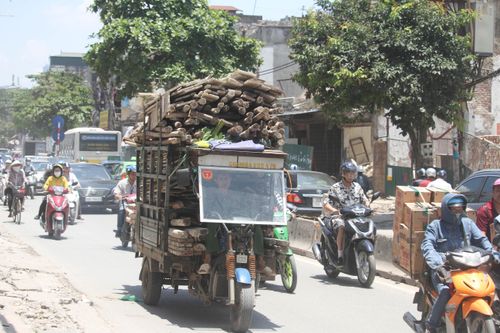 Trước ngày khai tử, xe 3 bánh vẫn nghêng ngang lê máy chém trên phố Hà Nội