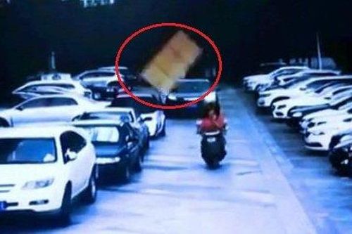 Clip: Ván giường từ trên trời rơi xuống, hạ gục người đi xe máy