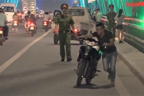 Clip: Đổ xô lên cầu Nhật Tân hóng gió, chụp ảnh, nháo nhác tháo chạy khi thấy cảnh sát
