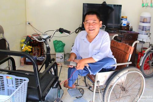 Từ 'người nẹp chân' trở thành 'nhà sáng chế' xe lăn điện