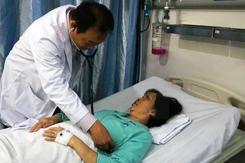 Cửa điện tử ép người phụ nữ vào tường gây tràn máu màng tim