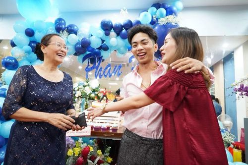 Khánh Thi nén đau sau sinh mổ để tổ chức sinh nhật cho Phan Hiển