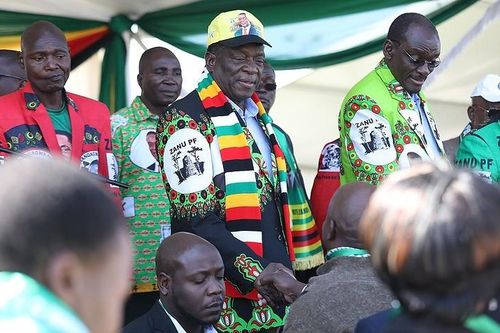Khoảnh khắc Tổng thống Mnangagwa bị tấn công, nghi ám sát
