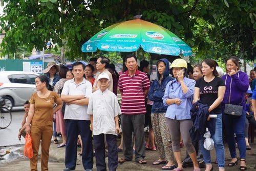 Phụ huynh đội nắng mưa, thấp thỏm chờ thí sinh thi THPT Quốc gia
