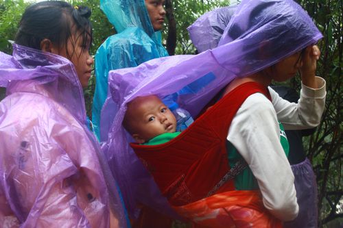 Sạt lở đất, tắc đường ở Lai Châu: Nhiều người bị kẹt lại, phải nhịn đói cả ngày