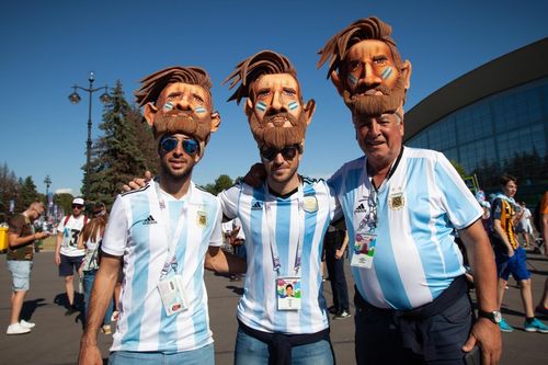 Fan Argentina cuồng nhiệt trước trận quyết đấu với Nigeria