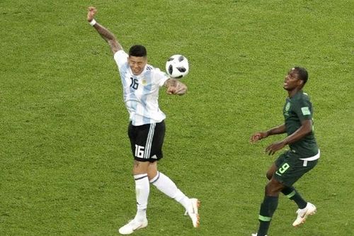 CĐV phẫn nộ khi Nigeria bị từ chối penalty trước Argentina