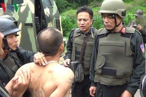 Hàng trăm cảnh sát dùng xe bọc thép vây bắt tội phạm ma túy