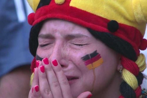 CĐV tuyển Đức khóc ngất khi đội nhà bị loại ê chề khỏi World Cup