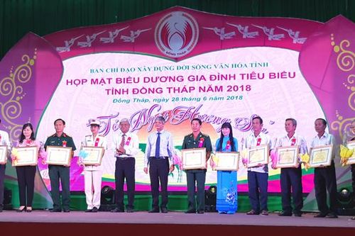 Họp mặt biểu dương 150 hộ gia đình tiêu biểu