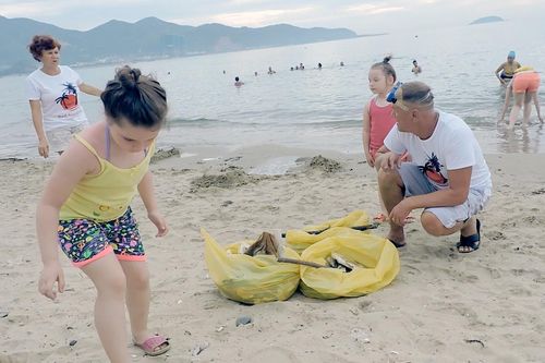 Khách Tây lập nhóm dọn rác trên biển Nha Trang