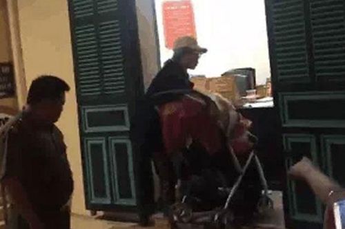 Được đưa vào TT Bảo trợ xã hội, 'hot girl' Bella đòi về, nói luyên thuyên và không cho ai động vào con