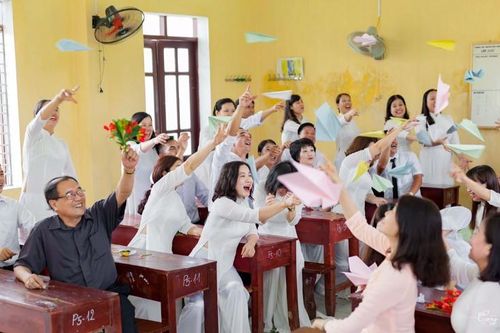 Bộ ảnh 'kỷ yếu bố mẹ' U50 gây bão cộng đồng mạng