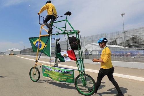 Hai bố con người Brazil đạp xe lạ tới dự trận đấu với Mexico