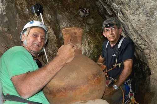Trục vớt nguyên vẹn các tàu gốm có niên đại hơn 2.000 năm tuổi