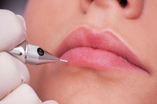 Điều tra vụ một phụ nữ tử vong sau khi xăm lông mày, xăm môi