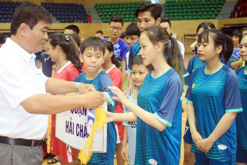 Hơn 100 VĐV dự tranh giải cầu lông và đá cầu