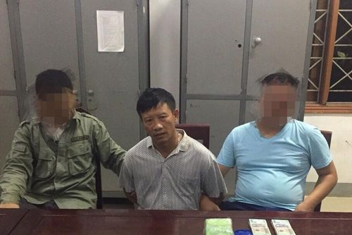Bắt đối tượng cố thủ trong xe thu giữ 3 bánh heroin và nhiều ma túy dạng đá, tổng hợp