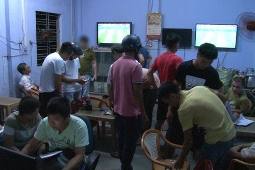 Theo chân công an triệt phá ổ cá độ bóng đá mùa World Cup ở Huế