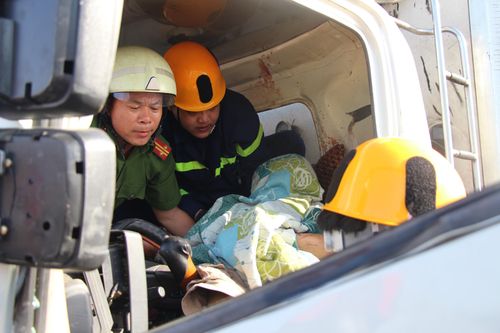 Tông rào chắn công trình, xe tải bị cây sắt đâm xuyên thấu, tài xế chết tại chỗ