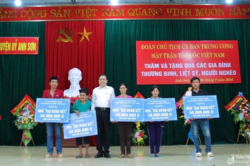 Chủ tịch Ủy ban Trung ương MTTQ Việt Nam tặng quà và hỗ trợ xây 5 nhà tình nghĩa