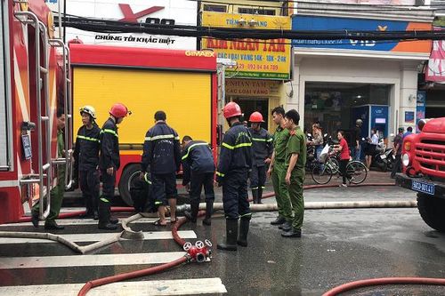 Cháy nhà trong hẻm, cả khu chợ Hòa Hưng nháo nhào