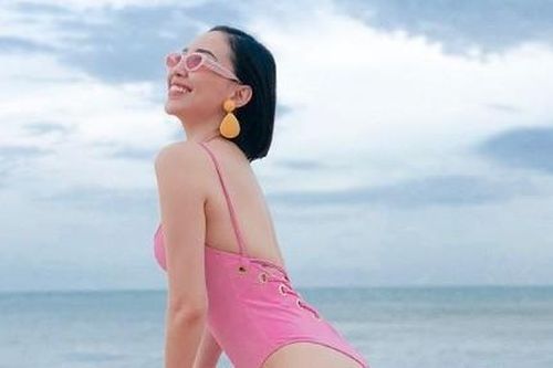 Tạo dáng 'bambi pose', Tóc Tiên khoe đường cong hút mắt với bikini