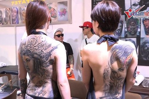 Ngắm 'bóng hồng' xinh đẹp chịu đau đớn để xăm kín người