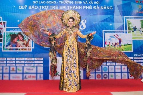 Nữ Hoàng Trần Huyền Nhung diện quốc phục 'nặng ký' tới thành phố Đà Nẵng