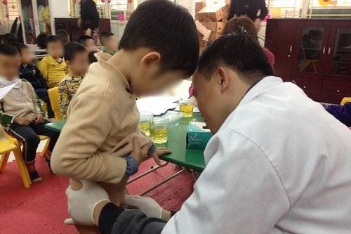 Giữa quận trung tâm Hoàn Kiếm, hàng nghìn trẻ trai có bất thường bộ phận sinh dục