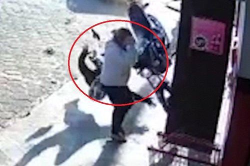 Clip: Ô tô - xe máy va chạm khủng khiếp, cô gái đứng gần thoát chết khó tin