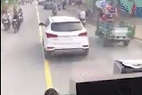 Xe cứu hỏa hú còi 'xin' ôtô nhường đường ở Sài Gòn
