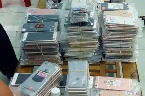 Thu giữ số lượng lớn điện thoại iPhone, máy iPad trị giá khoảng 1,8 tỷ đồng