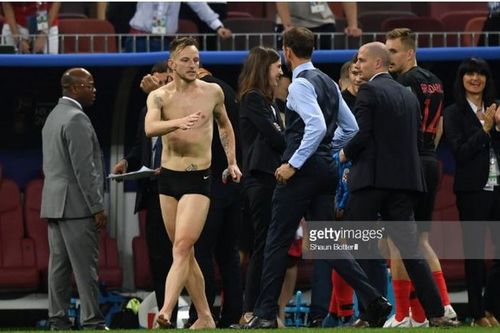 Rakitic phát cuồng lột quần áo ngay trên sân ăn mừng chiến thắng