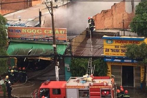 TP.HCM: Cháy kho vải ở quận Tân Bình, hàng trăm người náo loạn