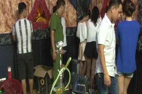 25 khách 'thác loạn' trong nhà nghỉ dương tính với ma túy