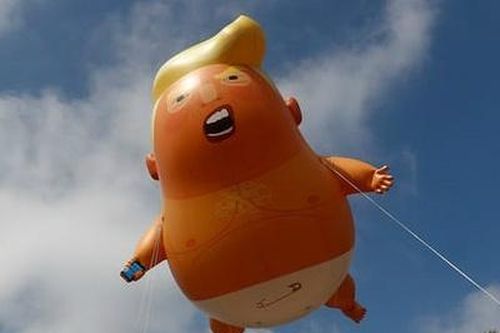 Biểu tình và bong bóng đón Trump trong chuyến công du Anh