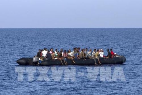 Italy kiên quyết không cho người di cư lên bờ