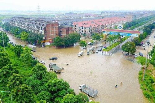 Đại lộ Thăng Long thành sông, xe chết máy nối nhau chờ nước rút
