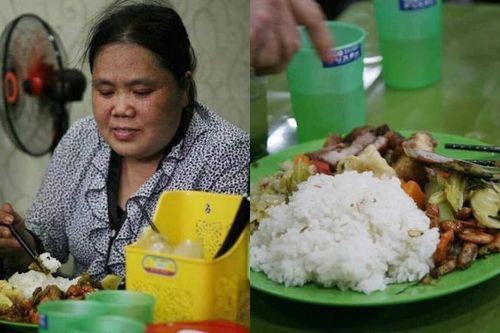 Ấm lòng với những suất cơm 2.000 đồng đầy ắp tôm thịt dành cho người lao động nghèo ở Hà Nội