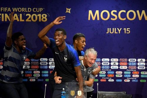 Pogba quậy tưng bừng, HLV Deschamps ướt sũng trong phòng họp báo