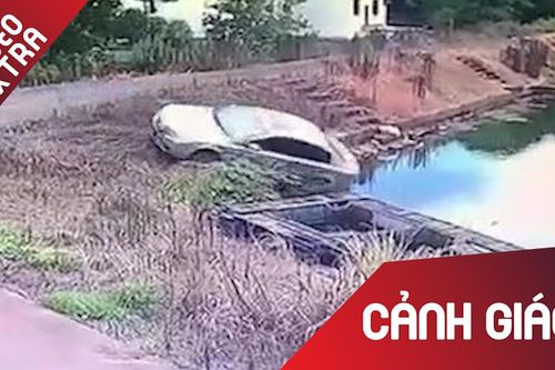 Tài xế lùi ôtô thẳng xuống ao