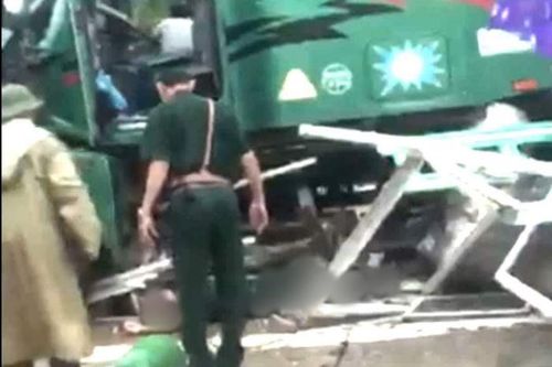 Ngồi trong bục gác làm nhiệm vụ, trung tá biên phòng bị container cuốn vào gầm chết thảm