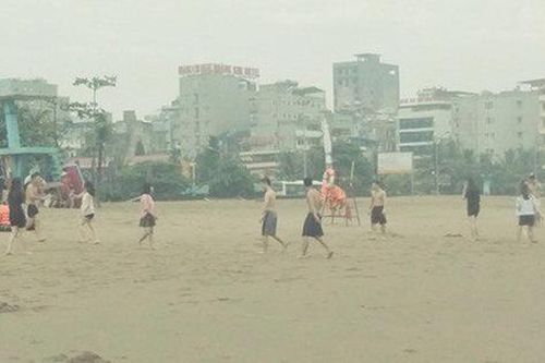 Bất chấp lệnh cấm, hàng trăm du khách tại Sầm Sơn vẫn tắm biển