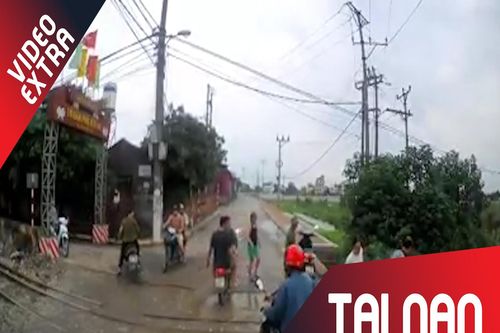 Xe máy ngã ra giữa đường ray, tài xế suýt chết trong gang tấc