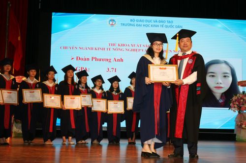 Trường ĐH Kinh tế Quốc dân trao bằng tốt nghiệp hệ chính quy năm 2018 cho 1.660 tân cử nhân