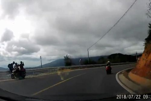 Thót tim với pha ôm cua ngược chiều trên đường đèo của Exciter