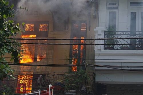Cháy lớn tại ngôi nhà xây kiểu Pháp trên phố cổ Hà Nội, nhiều cháu nhỏ may mắn chạy thoát ra ngoài